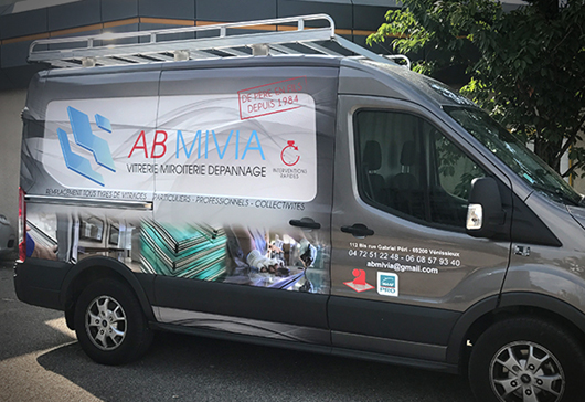 Protection et Démarcation : Assurer la Longévité de Votre Carrosserie et Distinguer Votre Entreprise