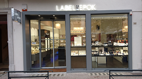 Enseigne drapeau et lettres relief inox pour LABEL EPOK (73)