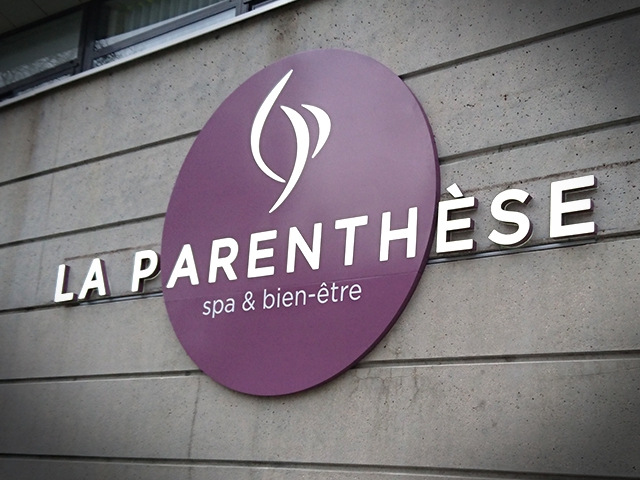 Enseignes Caissons Lumineux : Visibilité Maximale et Impact Assuré