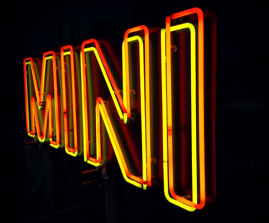 Enseignes Néon Haute Tension : Un Savoir-Faire Séculaire pour une Efficacité Visuelle Inégalée