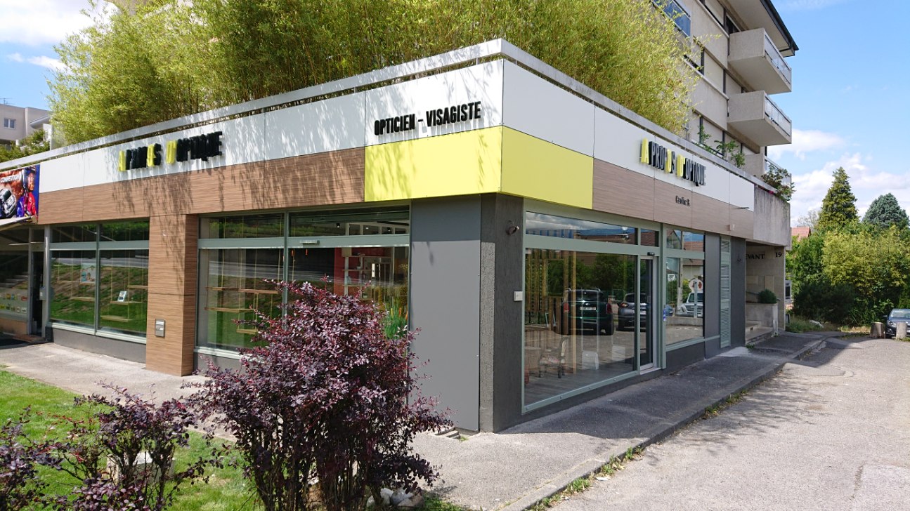 Habillage TRESPA et enseignes lumineuses À Propos d'Optique - Haute-Savoie (74)