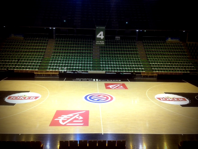 Impression Numérique et Marquage Adhésif au Sol Antidérapant pour Gymnases et Événementiel