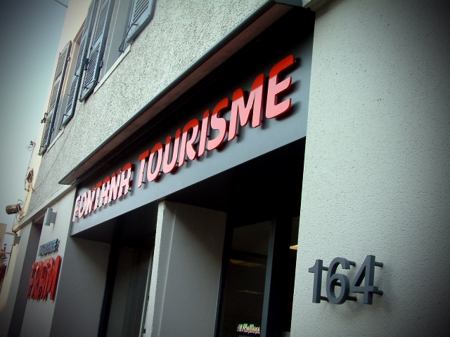 Lettre découpées Fontana Tourisme