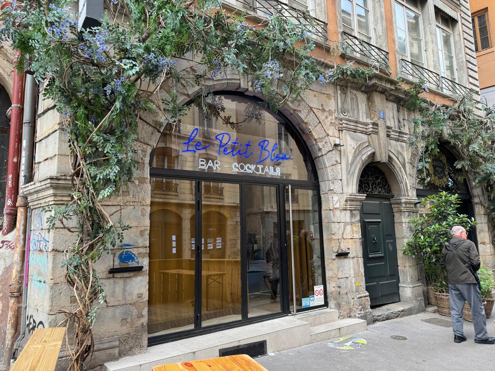 Néon interieur pour une façade d'un bar