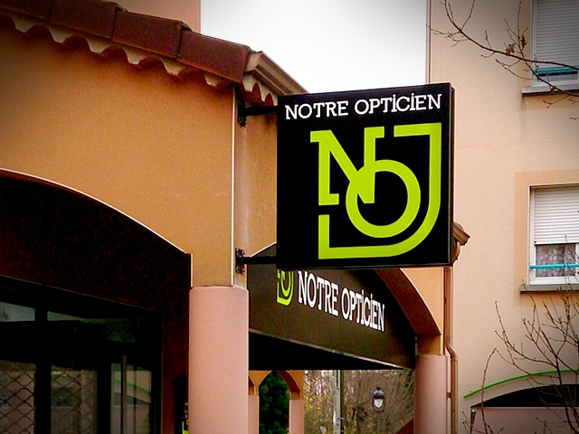 Enseigne drapeaux Notre Opticien