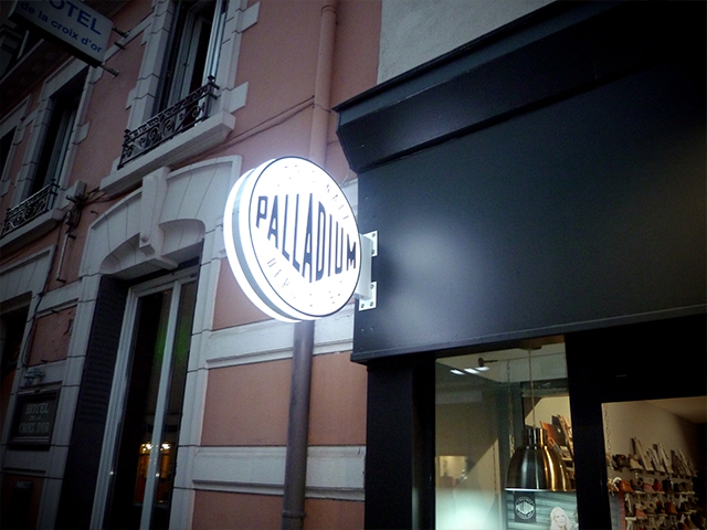 Caisson drapeau lumineux Palladium à Lyon (69)