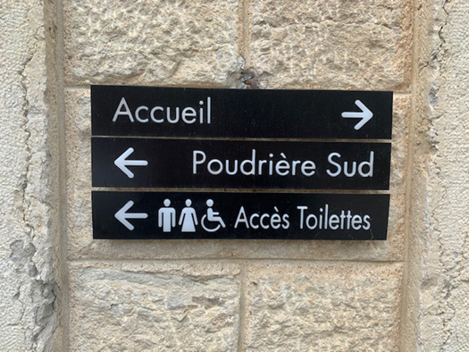 Opter pour une Signalétique Adaptée au Public : Accessibilité et Clarté