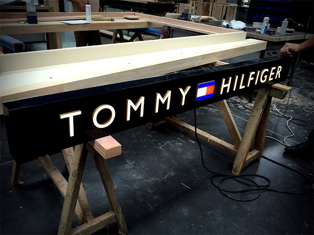 Enseigne lumineuse Tommy Hilfiger