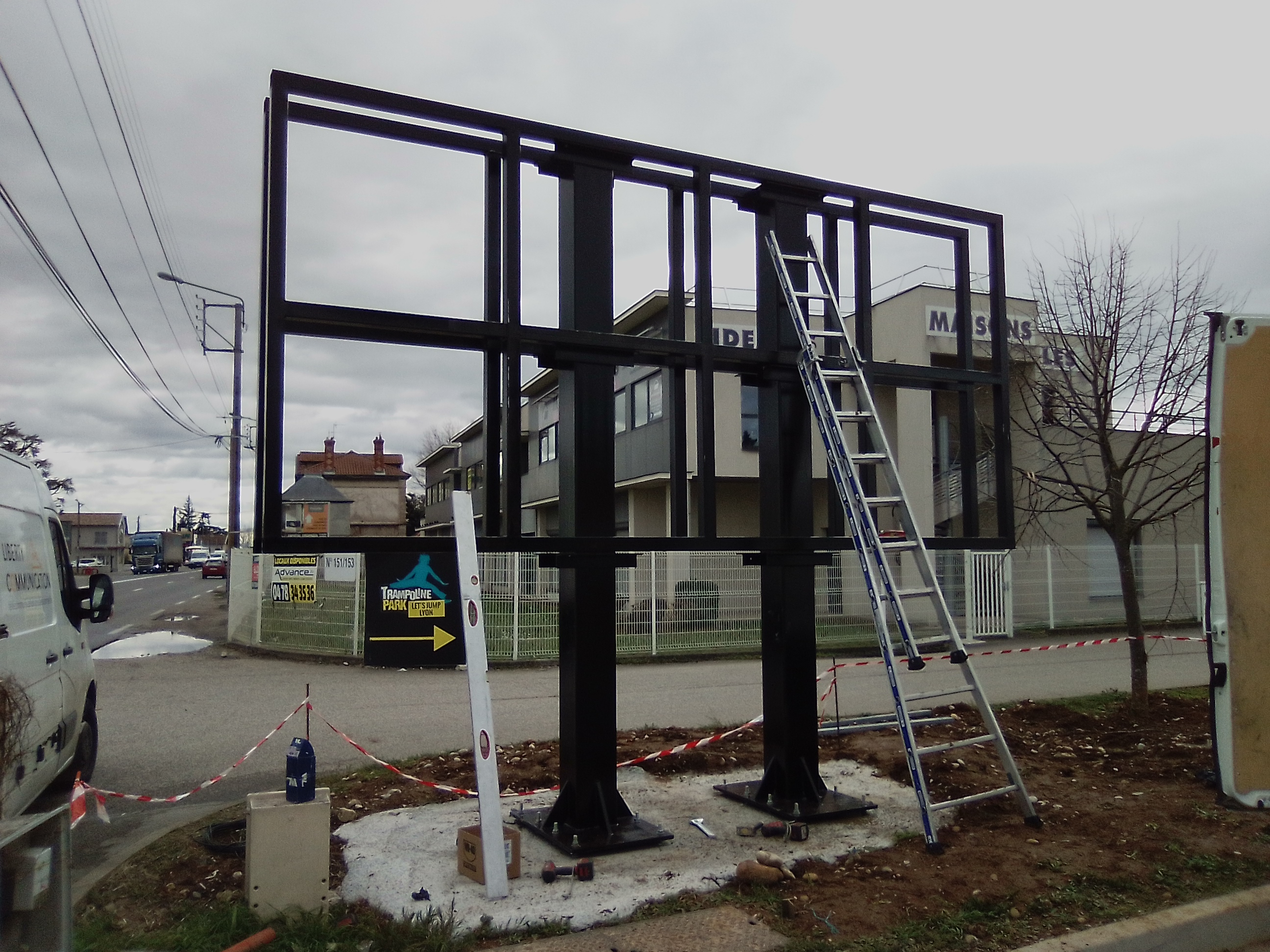 Ossature Acier Galvanisé et Face Évidée Alu : Robustesse et Modernité