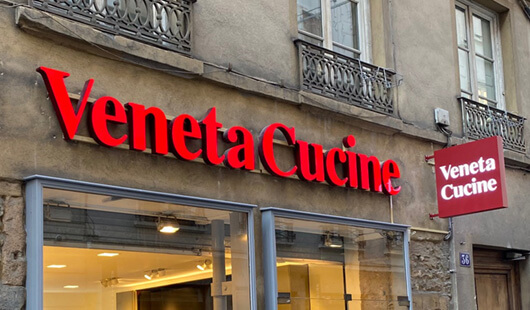 Lettres Relief Chants Alu/Faces Plexi avec Éclairage LED : Installation sur Lisse et Fixation Directe